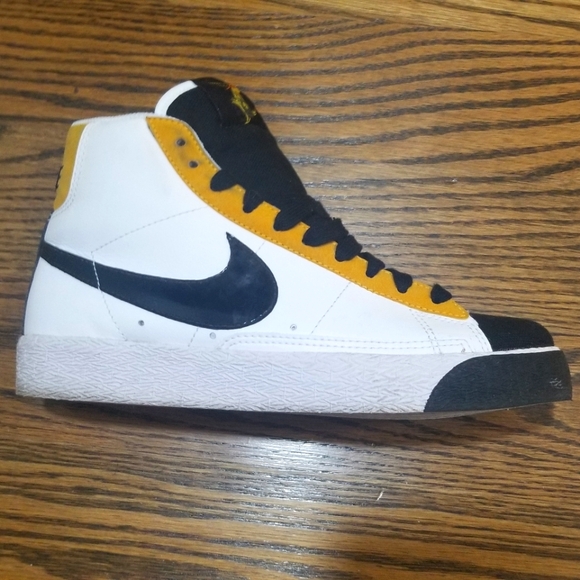 Nike Blazer Mid Sneakers - Picture 1 of 3